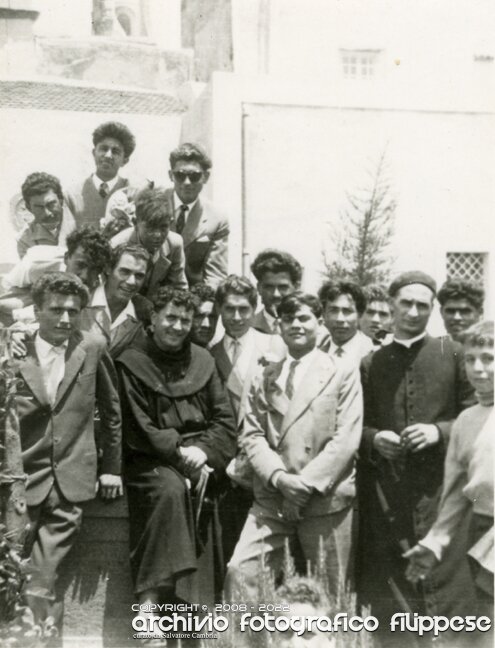 1955-gita-a-Lipari-con-padre-Ugo-6